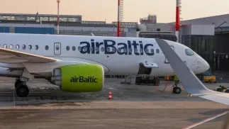 Samolot airBaltic łotewskich linii lotniczych na lotnisku w Wilnie, fot. PAP/Albert Zawada