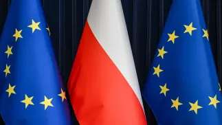 Прапори ЄС та Польщі. Fot. PAP/Darek Delmanowicz