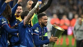 Piłkarz Chelsea FC Londyn Reece James z pucharem podczas dekoracji po meczu finałowym Ligi Konferencji z Realem Betis Sewilla. Fot. PAP/Jakub Kaczmarczyk