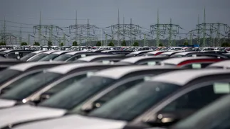 Samochody. Fot. PAP/EPA/MARTIN DIVISEK