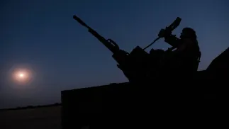 Двоє солдатів з протиповітряної артилерійської бригади Збройних сил України сканують свій сектор на наявність дронів Shahed. Fot. PAP/EPA/Maria Senovilla