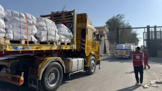 Przejście graniczne w Rafah, ciężarówki z pomocą humanitarną, fot. PAP/EPA/STRINGER