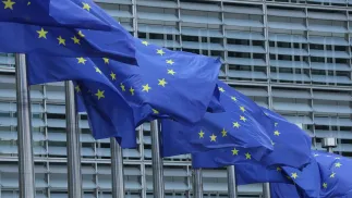 Flagi Unii Europejskiej. Fot. EPA/OLIVIER HOSLET