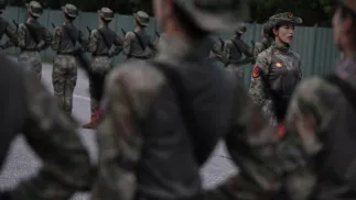 Żołnierze Armii Ludowo-Wyzwoleńczej. Fot. PAP/EPA/ANDRES MARTINEZ CASARES