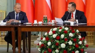 Prezydent RP Karol Nawrocki (P) i premier Donald Tusk (L) podczas posiedzenia Rady Gabinetowej. Fot. PAP/Albert Zawada