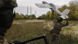 украинские военные с дроном фотоилюстрация Fot. PAP/EPA/YEVHEN TITOV