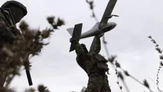 Украинские военные с дроном Fot. PAP/EPA/YEVHEN TITOV 