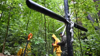 Prace poszukiwawcze na terenie wsi Jureczkowa, zdjęcie ilustracyjne, fot. PAP/Darek Delmanowicz