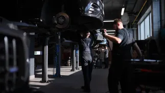 Warsztat samochodowy Fot. PAP/Leszek Szymański