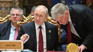 Władimir Putin i Dmitrij Pieskow. Fot. PAP/EPA/GRIGORY SYSOEV /SPUTNIK/KREMLIN POOL