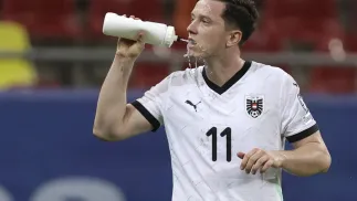 Przerwy na uzupełnienie płynów będą obligatoryjne, po 22. minucie pierwszej i drugiej połowy. Fot. PAP/EPA/ROBERT GHEMENT