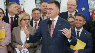 Szymon Hołownia (C) i politycy Polski 2050, fot. PAP/Tomasz Gzell