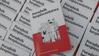 Poradnik bezpieczeństwa Fot. PAP/Tomasz Gzell