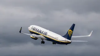Samolot należący do tanich linii lotniczych Ryanair. Fot. PAP/Andrzej Jackowski
