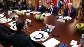  Президент України Володимир Зеленський (попереду) та президент США Дональд Трамп (праворуч) беруть участь у двосторонній зустрічі в Кабінеті Білого дому у Вашингтоні, округ Колумбія, США, 17 жовтня 2025 року. EPA/AARON SCHWARTZ / POOL