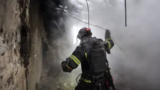 Zniszczenia po rosyjskim ataku w październiku 2025 r. Fot. PAP /EPA/SERGEY KOZLOV