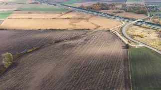 Na zdjęciu z drona teren przez który ma przebiegać linia kolei dużej prędkości z Warszawy do CPK. Fot. PAP/Leszek Szymański