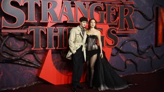 Noah Schnapp (L) i Millie Bobby Brown (P) na premierze serialu "Stranger Things". Fot. EPA/TOLGA AKMEN 