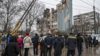 Українці оглядають місце російського удару по багатоповерхівці в Тернополі. Fot. PAP/EPA/MAXYM MARUSENKO