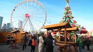 Jarmark Bożonarodzeniowy na placu Defilad w Warszawie. Fot. PAP/Marcin Obara