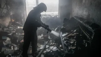 Zniszczenia po zmasowanym rosyjskim ataku. Fot. PAP/	Vladyslav Musiienko 