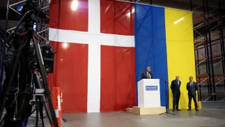 Мер муніципалітету Хадерслев Мадс Скау та директор української оборонної компанії Fire Point В'ячеслав Бондарчук (в центрі) слухають промову міністра промисловості, бізнесу та фінансів Данії Мортена Боедскова з нагоди закладання першого каменю спільного заводу Fire Point у Воєнсі, Південна Ютландія, Данія. 1 грудня 2025 р. Фотоілюстрація. Fot. PAP/EPA/RITZAU SCANPIX