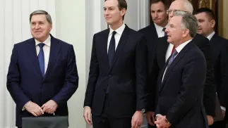 Doradca Putina Jurij Uszakow (L), Jared Kushner, zięć Donalda Trumpa (C) i specjalny wysłannik USA Steve Witkoff podczas rozmów na Kremlu, fot. PAP/EPA/ALEXANDER KAZAKOV / SPUTNIK / KREMLIN POOL