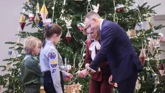 Prezydent RP Karol Nawrocki i pierwsza dama Marta Nawrocka (2P) otrzymali od harcerzy Betlejemskie Światło Pokoju na uroczystości w Pałacu Prezydenckim w Warszawie Fot. PAP/Leszek Szymański