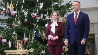 Президент Кароль Навроцкий и первая леди Марта Навроцкая возле праздничной елки Fot. PAP/Leszek Szymański
