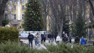 Люди гуляють біля ялинки в центрі Києва, Україна. Фотоілюстрація. Fot. PAP/EPA/SERGEY DOLZHENKO