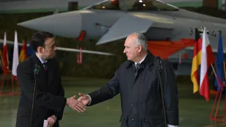 Заступник міністра національної оборони Польщі Павел Залевський (праворуч) та заступник міністра оборони Німеччини Нільс Шмід (ліворуч) під час пресконференції після зустрічі з нагоди початку місії німецького контингенту в рамках NATO Air Policing. Fot. PAP/Adam Warżawa