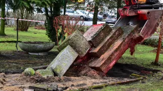 Демонтаж радянського обеліска у польському Машево. Fot. PAP/Marcin Bielecki 
