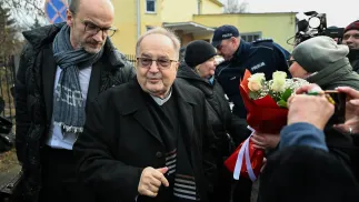 O. Tadeusz Rydzyk wchodzi do siedziby Prokuratury Regionalnej w Rzeszowie, fot. PAP/Darek Delmanowicz