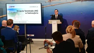 Minister energii Miłosz Motyka na konferencji w Świnoujściu. Fot. PAP/Marcin Bielecki