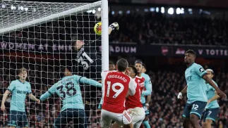 Arsenal Londyn na własnym boisku, po dramatycznej końcówce, wygrał 2:1 z ostatnim w tabeli Wolverhampton. Fot. PAP/EPA/	TOLGA AKMEN