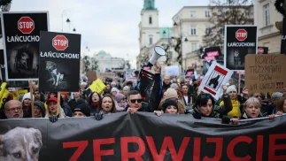  Uczestnicy Marszu dla Zwierząt pod hasłem „Zerwijcie łańcuchy, odrzućcie weto” przeszli spod siedziby Sejmu przed Pałac Prezydencki w Warszawie, fot. PAP/Leszek Szymański