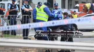 Policja w miejscu, gdzie dwóch uzbrojonych mężczyzn otworzyło ogień na plaży Bondi w Sydney w Australii. Fot. PAP/EPA/MICK TSIKAS AUSTRALIA AND NEW ZEALAND OUT