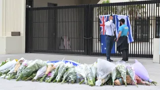 Kwiaty w hołdzie ofiarom tragedii na plaży Bondi w Sydney Fot. PAP/EPA/MICK TSIKAS