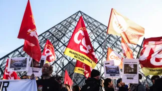 Protest pracowników przed Luwrem Fot. PAP/Teresa Suarez