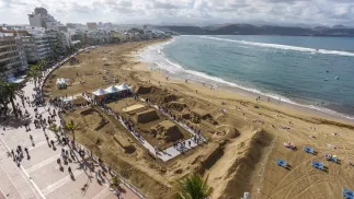 Szopka wykonana w całości z piasku. Fot. PAP/EPA/Angel Medina G.