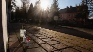 Znicze przed szkołą podstawową nr 10 w Jeleniej Górze. Fot. PAP/Krzysztof Ćwik