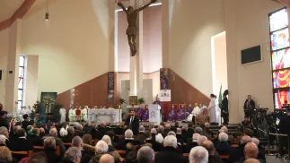 Metropolita katowicki abp Andrzej Przybylski podczas mszy św. w 44. rocznicę pacyfikacji kopalni „Wujek” Fot.PAP/Jarek Praszkiewicz