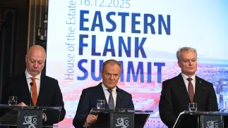  Premier RP Donald Tusk (C), premier Bułgarii Rosen Żelazkow (L) i prezydent Litwy Gitanas Nauseda (P) na konferencji prasowej w ramach Szczytu Wschodniej Flanki w Helsinkach, fot. PAP/Marcin Obara