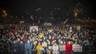 Protesty na Słowacji. Fot. PAP/EPA/JAKUB GAVLAK