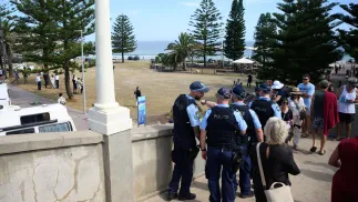 Policja na plaży Bondi w Sydney, fot. PAP/EPA/AAP/DAN HIMBRECHTS