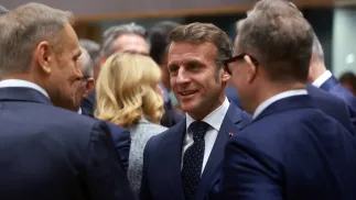 Premier Donald Tusk i prezydent Francji Emmanuel Macron. Fot. PAP/EPA/OLIVIER HOSLET