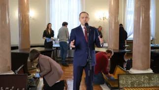 Prezydent Karol Nawrocki podczas demontażu Okrągłego Stołu. Fot. PAP/Albert Zawada