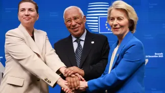 Premier Danii Mette Frederiksen, Przewodniczący RE Antonio Costa i szefowa KE Ursula von der Leyen. Fot. PAP/EPA/OLIVIER HOSLET