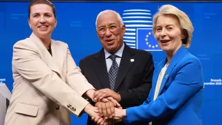 (слева-направо)Премьер-министр Дании Метте Фредриксен, председатель Европейского совета Антонио Кошта, председатель Европейской комиссии Урсула фон дер Ляйен. Fot. PAP/EPA/OLIVIER HOSLET