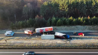 Zderzenie dwóch ciężarówek niedaleko Gorzowa Wlkp. Jeden z kierowców nie żyje. Fot. PAP/	Lech Muszynski